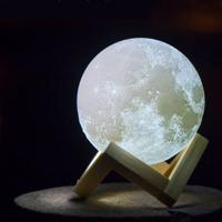 4L Lampička ve tvaru měsíce s dřevěným stojanem
