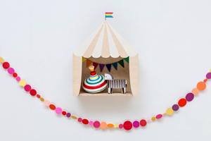 Designová dětská polička cirkusový stan - dřevo / bílý